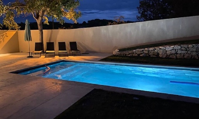 Malemort-du-Comtat House | VIEUX MAS VAUCLUSE: Pet-Friendly Retreat with Lake Views