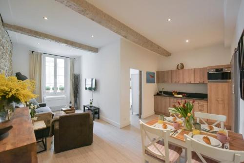 Antibes City Centre Apartment | VIEUX MURS - Brand new flat for 4, AC, WIFI center old Antibes