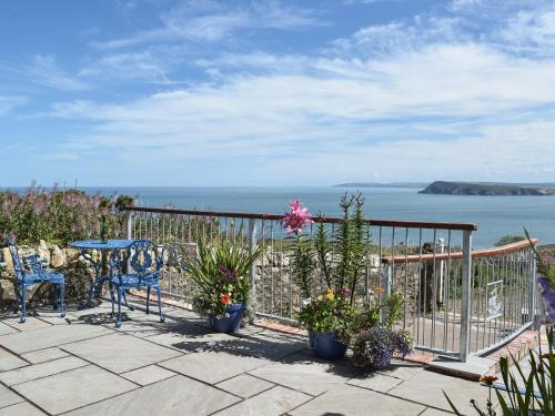 Goodwick House | Unforgettable Stay at View At The Peak - Rated 9.7/10