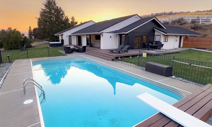 Sunnyslope House | Scenic Home with Pool/Spa Near Leavenworth and Wineries