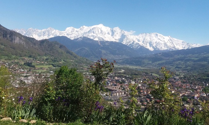 Sallanches Apartment | Scenic View Mont Blanc Sallanches with Lake Views & Breakfast