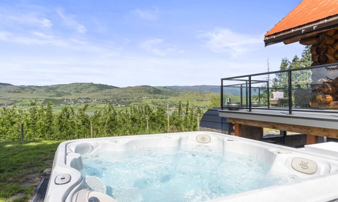 Vernon Cabin | View Point Lodge - View, Hot Tub, Sauna, Cold Plunge