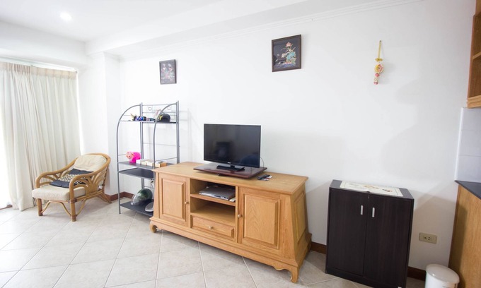 Jomtien Apartment | Ocean View Studio Condo: Guest Rated 10/10 with Pool Access