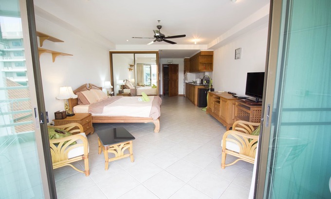 Jomtien Apartment | Cozy View Talay 5C Studio with Ocean View & Pool Access