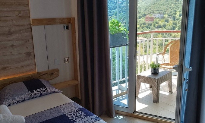 Vlore House | View with balcony in Villa 32 (Oliven)