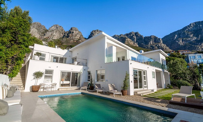 Camps Bay House | Ocean Glow Oasis: Family-Friendly Villa with Ocean Views