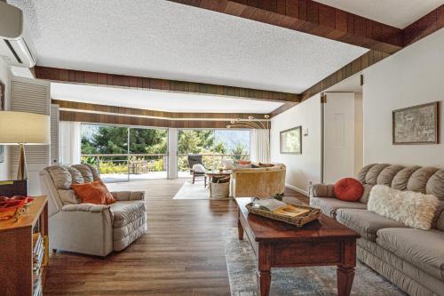 Orick House | Top-Rated Viewcrest Retro Country Home for Families