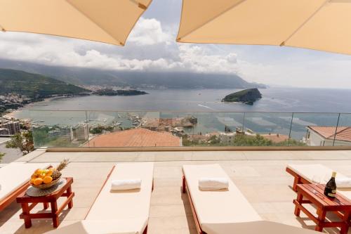 Budva Apartment | Experience Oceanfront Bliss at Viewpoint Villa, 9.9/10 Rated