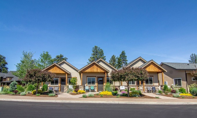 Sisters Condo | Pet-Friendly Retreat with Scenic Views, Steps from Town