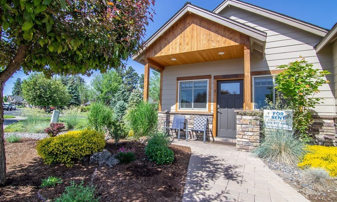 Sisters Condo | Stunning Views & Pet Friendly, Steps from Town Center