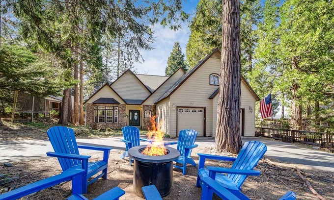 Mi-Wuk Village House | VIEWS - 2414 sq ft - Arcade Games - Home Bar - Trail