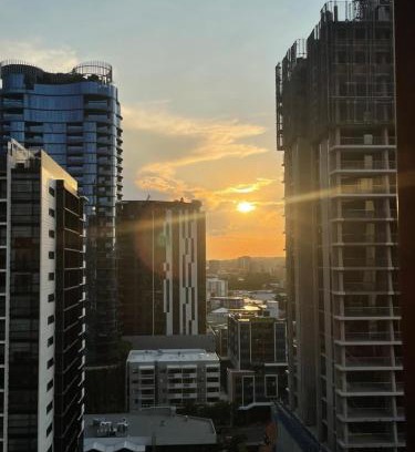 South Brisbane Apartment | Scenic Views & Vibrant Vibes - Ideal Location with Pool
