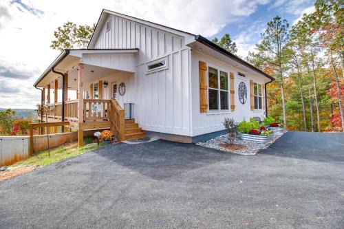 Ellijay House | Inviting Ellijay Cottage with Hot Tub & Scenic Mountain Views
