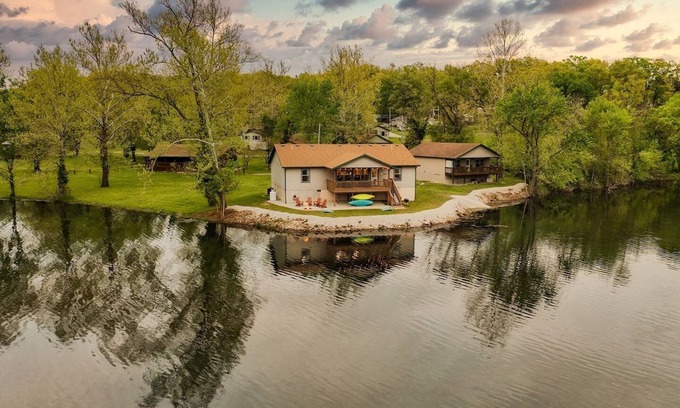 Branson Cabin | Relax by the Lake with Hot Tub, Kayaks & Pool Access!