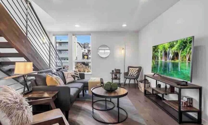 Eastlake House | Enjoy Scenic Views of Lake Union and Seattle Skyline