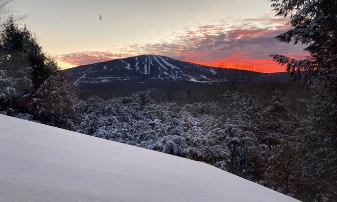 Stratton Mountain House | Unforgettable Views of Stratton Near Slopes with EV Charging