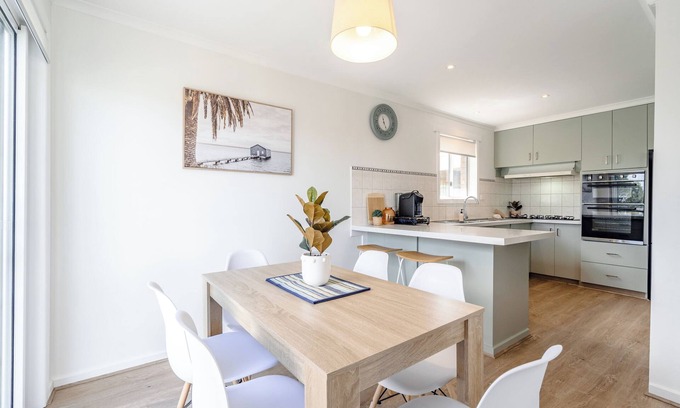 Clifton Springs House | Experience Views on the Avenue with Pet-Friendly Comfort