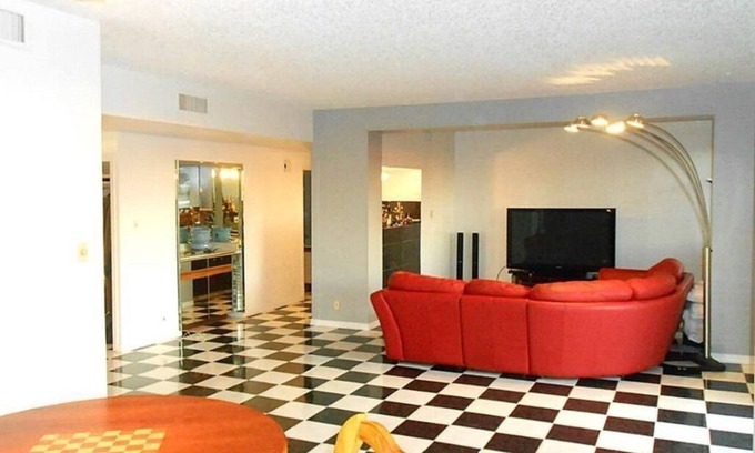 River Oaks Apartment | Scenic Retreat with Pool and Spa by Memorial Park