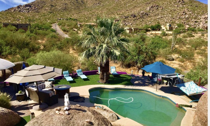 Carefree House | Unique Hotel with Jacuzzi, Pool & Private Walk to Town