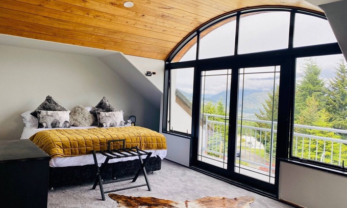 Fernhill House | Scenic 4-Bed Oasis with Spa, Minutes from CBD