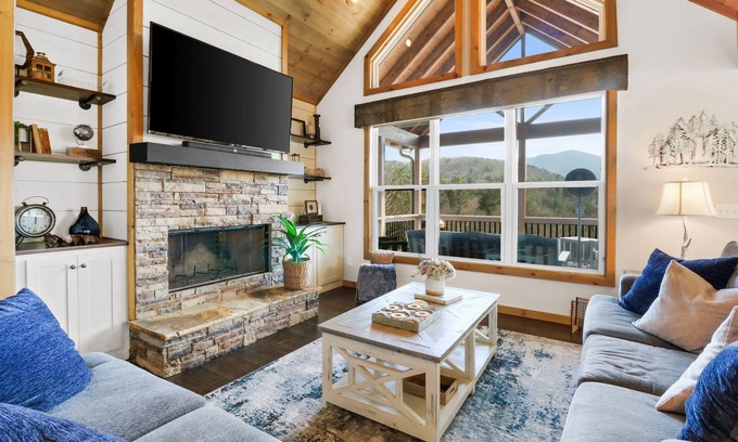 Cherry Log House | Beautiful Cabin with Hot Tub: 12min to Blue Ridge