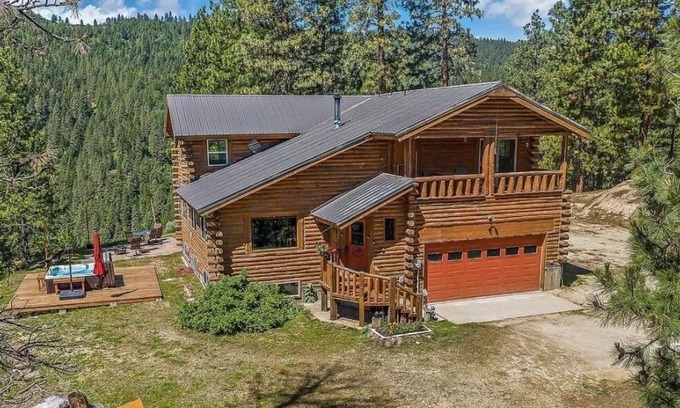 Boise House | Breathtaking Views Await in Our Tranquil Cabin Retreat