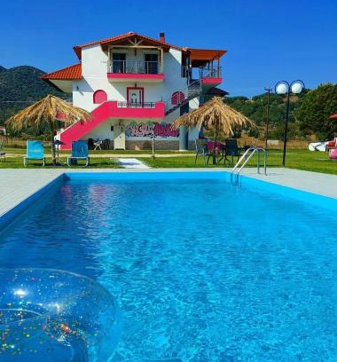 Sikia Apartment | Welcome to Vigla House: Oceanfront Stay with Pool Access