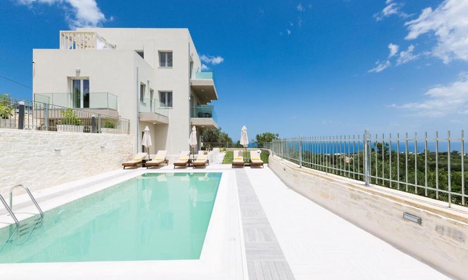 Atsipópoulon Apartment | Discover Vigla Suites: Family-Friendly with Pool Access