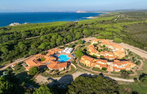 Alghero House | Discover Blue Villa: Family-Friendly with a Pool and Kitchen