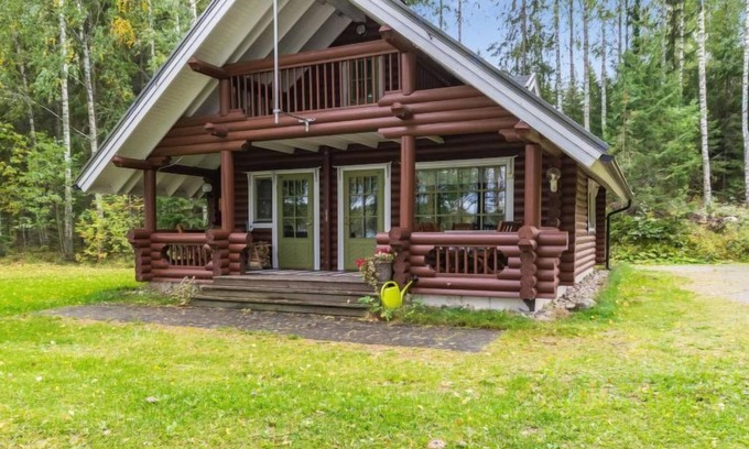 Hiukkajoki House | Explore Vihreä mökki: Lake View Retreat with Spa Access