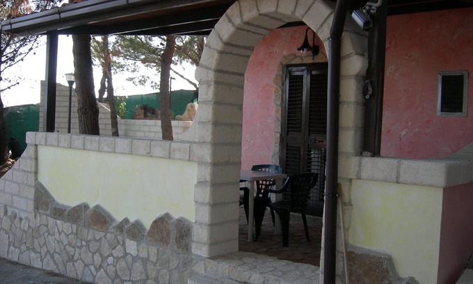Defensola House | Cozy Villa Paola: 4-Bed Retreat with Private Garden