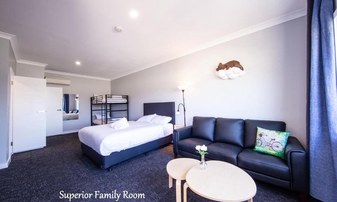 Jindabyne Hotel | Vikas: Family-Friendly Retreat with Dining Options