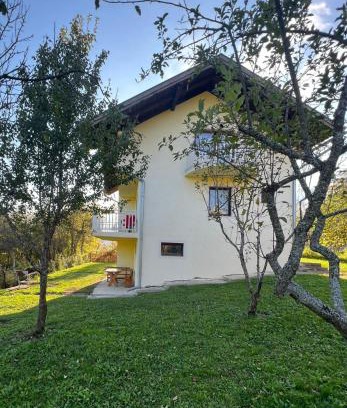 Republika Srpska House | Budget-Friendly Vikendica Savić: Family Dining & High Ratings