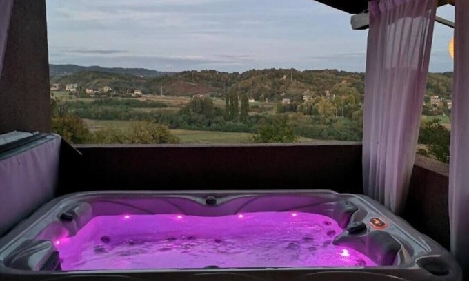 Kraljevec Sesvetski Apartment | Viksa Retreat with Jacuzzi for a Romantic Getaway