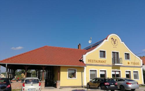 Gyor Bed & Breakfast | Viktória Lovas Panzió: Pet Friendly with Great Amenities