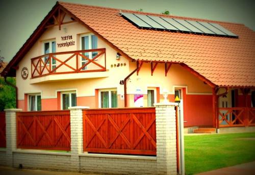 Baktaloranthaza House | Discover Viktor Vendégház: 9.5/10 Rating & Family-Friendly