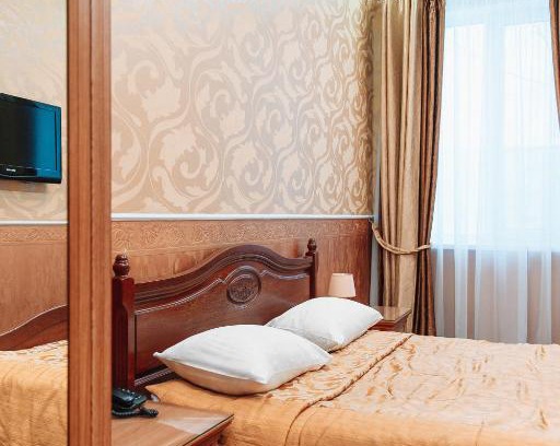 Svyatoshyns'kyi District Hotel | Family-Friendly Viktoriya Hotel with Spa and Pool Access