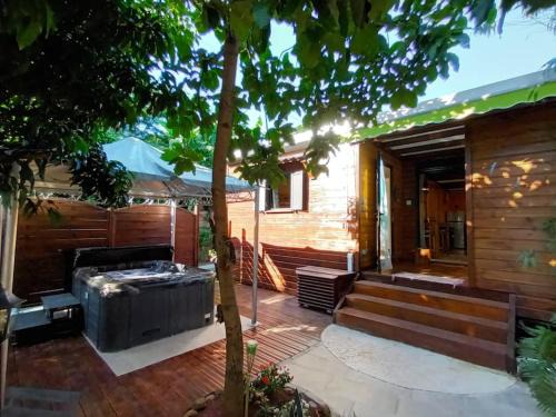 Sainte Marie Ski Chalet | Vil'Ariane: Family-Friendly Retreat with Hot Tub & Kitchen