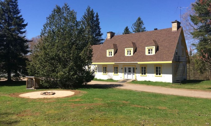 Saint-Gabriel-de-Valcartier Ski Chalet | Villa Saint-Leon: Family-Friendly Getaway with Breakfast