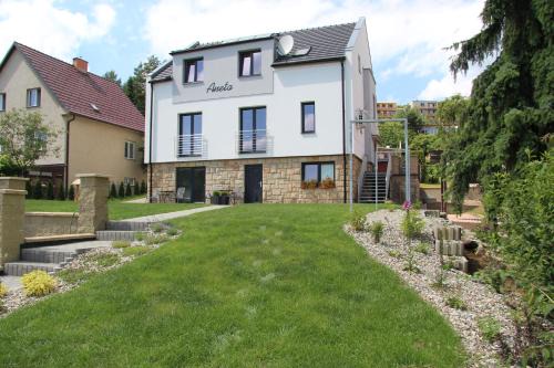 Luhacovice House | Vila Aneta: Family-Friendly Retreat with Hot Tub & Kitchen