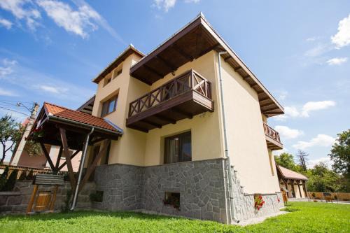 Micfalau Apartment | Discover Vila Anna: Family-Friendly Getaway with Pool & Hot Tub