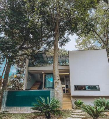 Alto Paraiso de Goias Cabin | Cozy Vila Baru: Pet-Friendly Retreat with Pool & Hot Tub