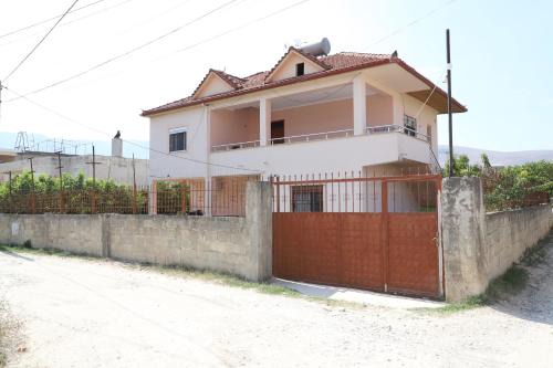 Berat Apartment | Cozy Vila Besim: Family and Pet Friendly Retreat