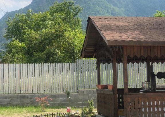 Brezoi House | Relax at Vila Bughianu: Family-Friendly and Pet Welcoming