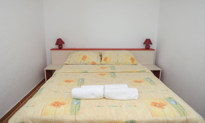 Caska Apartment | Vila Caska: Ideal Getaway Near Zrce Beach with Pool