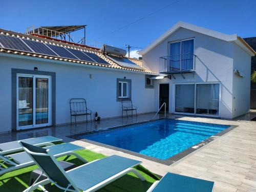 Estreito da Calheta Villa | Relax at Vila Castro: 4-Star Oceanfront Retreat