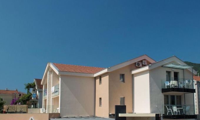 Maini House | Vila Centar: Pet-Friendly Retreat with Hot Tub & Dining