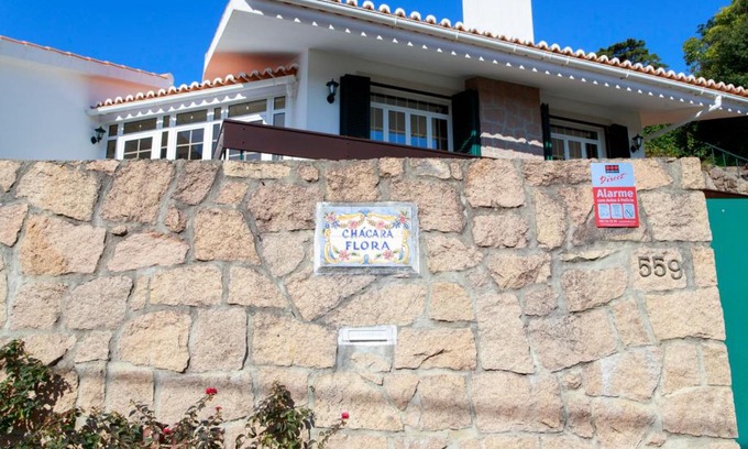 Malveira da Serra Villa | Discover Vila Chácara Flora: Family-Friendly Getaway