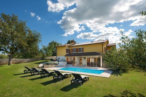 Marceljani Villa | Discover Vila Charlie: Pet-Friendly Oasis with Pool & Hot Tub