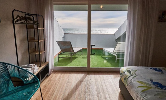 Premia de Mar Hotel | Beachfront Relaxation at Vila De Premiá with Ocean Views